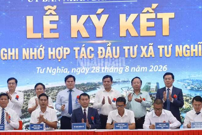 Lãnh đạo Ủy ban nhân dân xã Tư Nghĩa cùng 10 doanh nghiệp ký kết biên bản ghi nhớ hợp tác đầu tư. (Ảnh: HIỂN CỪ) 