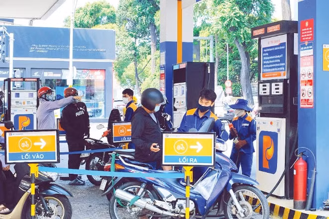 Cửa hàng xăng dầu số 6 của Petrolimex Sài Gòn tại phường Xuân Hòa, Thành phố Hồ Chí Minh đã sẵn sàng chuyển đổi từ kinh doanh xăng khoáng sang xăng E10 từ ngày 1/6. (Ảnh: THẾ ANH)