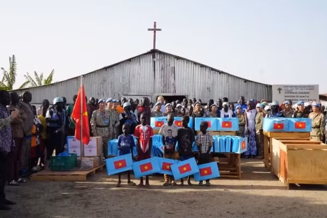 Lực lượng gìn giữ hòa bình Việt Nam tại Nam Sudan trao quà tặng người dân địa phương.