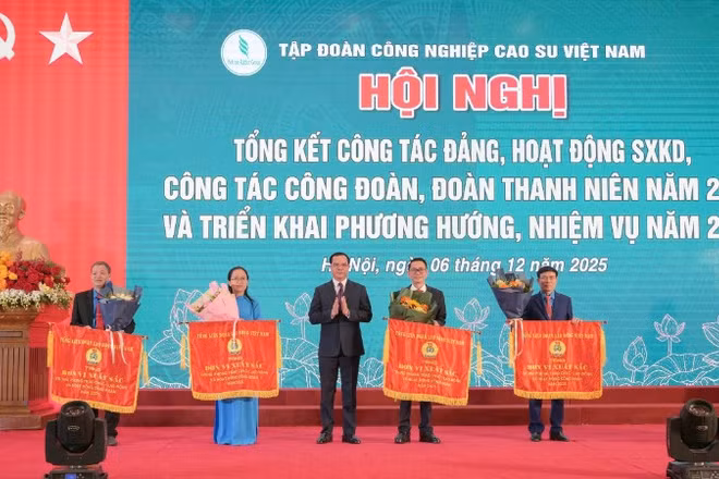 Trao cờ thi đua tặng các đơn vị đạt thành tích xuất sắc năm 2025.