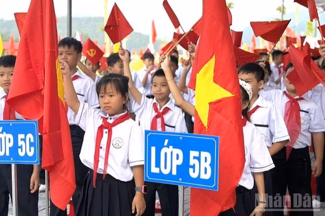 Học sinh Trường nội trú tiểu học-trung học cơ sở Sam Mứn trong ngày khai giảng năm học mới. (Ảnh: LÊ LAN)