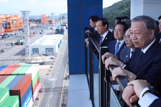 Tổng Bí thư Tô Lâm thăm cảng tự động hóa DGT, thành phố Busan, Hàn Quốc. (Ảnh: TTXVN)