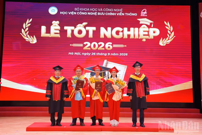 Phó Giáo sư, Tiến sĩ Đặng Hoài Bắc, Giám đốc Học viện, và Giáo sư, Tiến sĩ Từ Minh Phương, Phó Giám đốc Học viện, trao bằng cho 3 tân Tiến sĩ. (Ảnh: KHÁNH LINH)