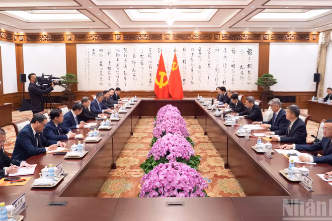 Đồng chí Lê Minh Trí hội đàm với đồng chí Trần Văn Thanh.