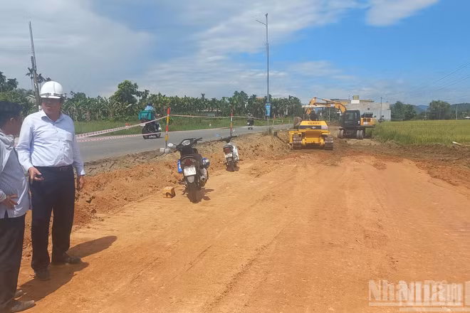 Giám đốc Ban Quản lý dự án đầu tư xây dựng các công trình giao thông tỉnh Quảng Ngãi Trần Hoàng Vĩnh kiểm tra hiện trường dự án nâng cấp, cải tạo Quốc lộ 24B trong ngày đầu nghỉ lễ 2/9. (Ảnh: HIỂN CỪ)