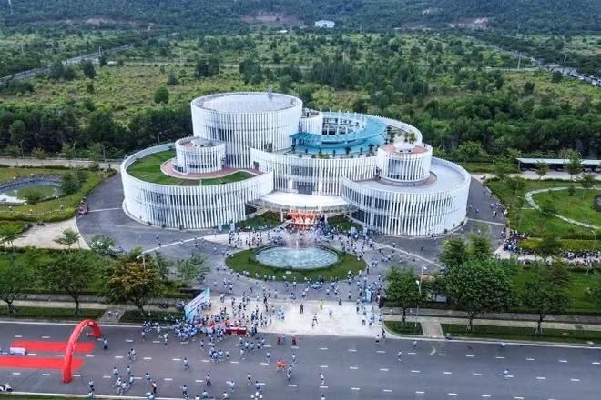 Khu làm việc tích hợp ươm tạo của Ban Quản lý khu công nghệ cao và các khu công nghiệp Đà Nẵng. (Ảnh: CÔNG VINH)