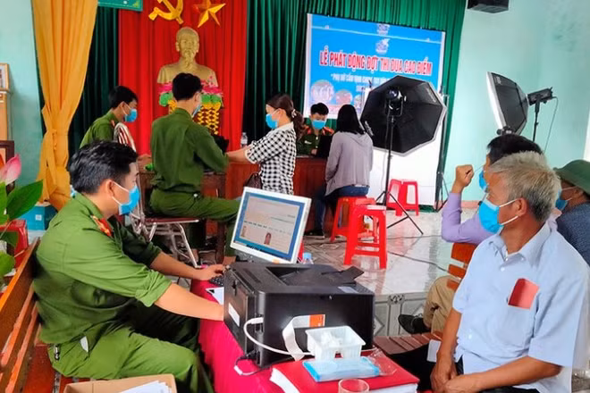 Cấp thẻ căn cước cho công dân. (Ảnh: ND)