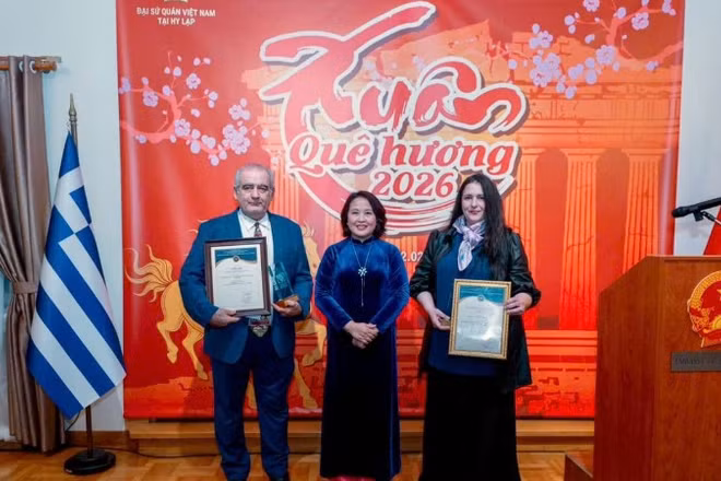 Đại sứ Việt Nam tại Hy Lạp trao lại Giải Nhì và Giải Khuyến khích Giải thưởng toàn quốc về thông tin đối ngoại lần thứ XI. (Ảnh: Đại sứ quán Việt Nam tại Hy Lạp).