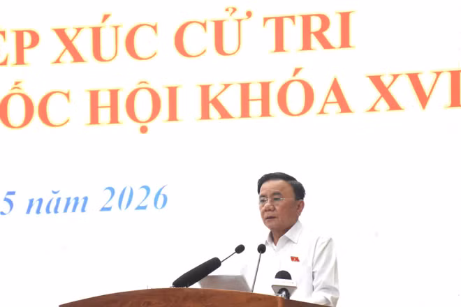 Đồng chí Trần Cẩm Tú, Ủy viên Bộ Chính trị, Thường trực Ban Bí thư, đại biểu Quốc hội khóa XVI đơn vị thành phố Đà Nẵng, phát biểu ý kiến tại hội nghị tiếp xúc cử tri.