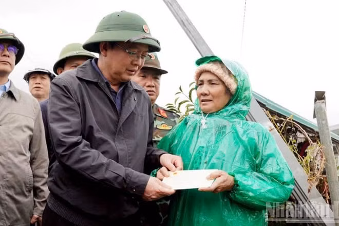 Phó Thủ tướng Hồ Quốc Dũng trao quà hỗ trợ người dân xã D'Ran, tỉnh Lâm Đồng, bị ảnh hưởng lũ lụt.