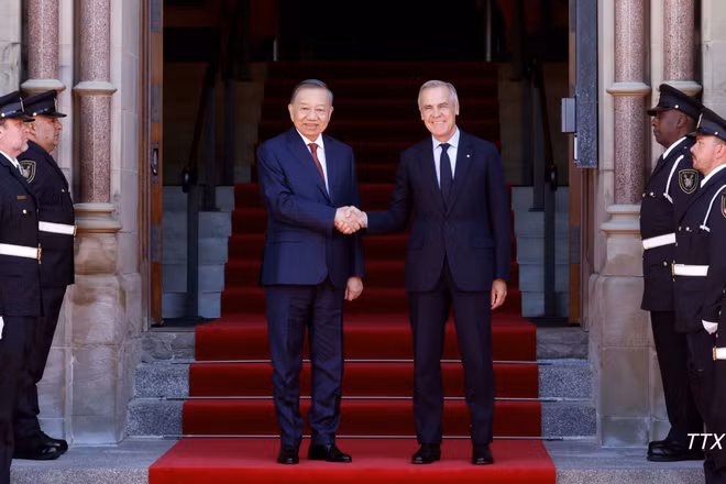 Tổng Bí thư, Chủ tịch nước Tô Lâm và Thủ tướng Canada Mark Carney chụp ảnh chung. (Ảnh: Thống Nhất/TTXVN)
