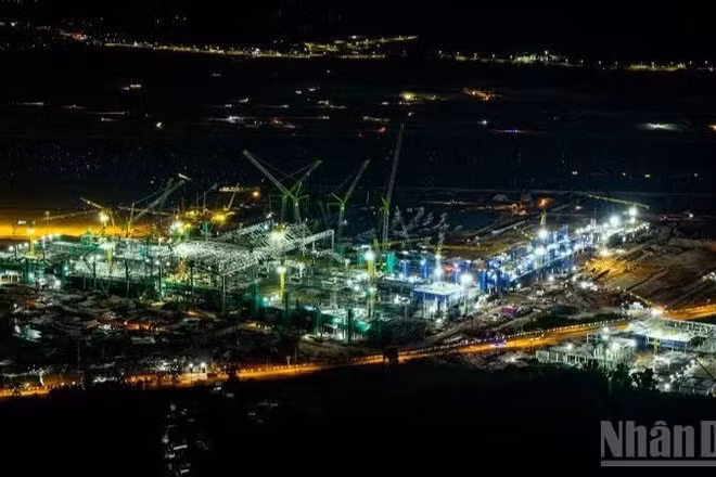 Nhịp độ thi công bất kể ngày đêm tại những đại công trường APEC 2027 tại Phú Quốc. (Ảnh: QUANG HƯNG)