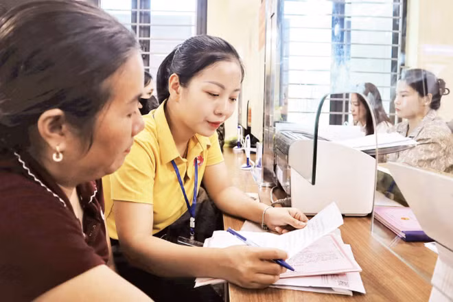 Cán bộ xã Anh Sơn hướng dẫn người dân đến làm thủ tục hành chính. (Ảnh: TRẦN TRUNG HIẾU)