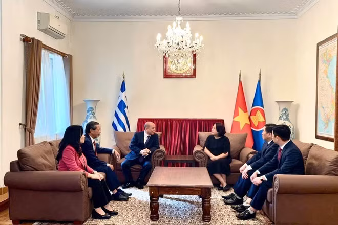 Đại sứ Việt Nam tại Hy Lạp Phạm Thị Thu Hương tiếp đoàn công tác của tỉnh Phú Thọ. (Ảnh: Đại sứ quán Việt Nam tại Hy Lạp)