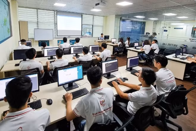 Sinh viên học tại Học viện Công nghệ Bưu chính Viễn thông.