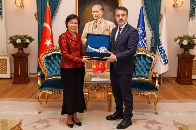 Đại sứ Việt Nam tại Thổ Nhĩ Kỳ Đặng Thị Thu Hà gặp Thị trưởng Bursa. (Ảnh: Đại sứ quán Việt Nam tại Thổ Nhĩ Kỳ)