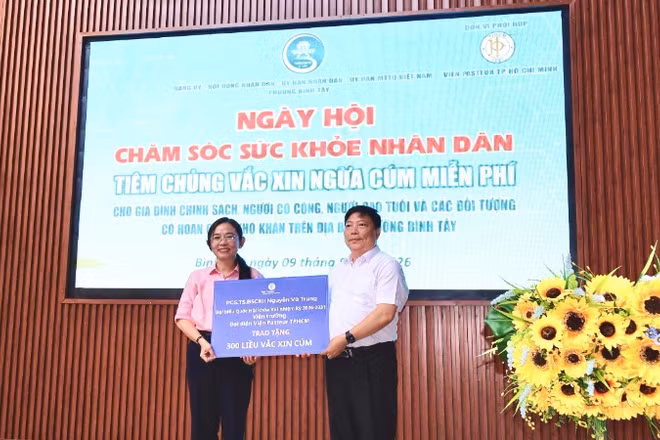 Lãnh đạo Viện Pasteur Thành phố Hồ Chí Minh trao vaccine cho phường Bình Tây.