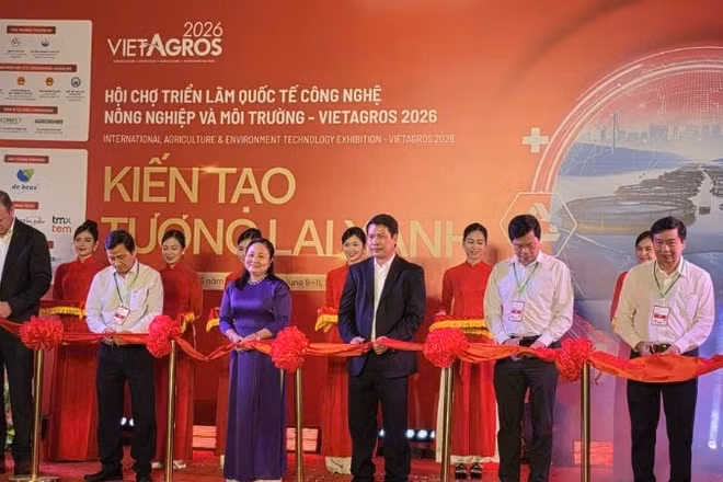 Đại biểu cắt băng khai mạc hội chợ.
