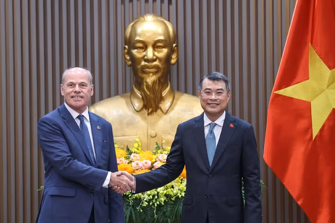 Thủ tướng Chính phủ Lê Minh Hưng và Đại sứ Canada tại Việt Nam Jim Nickel. (Ảnh: Nhật Bắc/VGP)