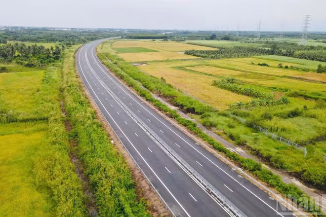 Cao tốc Bến Lức-Long Thành kết nối giao thông Đông Nam Bộ với Tây Nam Bộ. (Ảnh: THIÊN VƯƠNG)