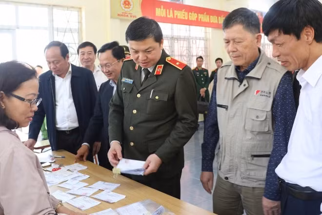 Đoàn kiểm tra của Ủy ban Bầu cử tỉnh Quảng Ninh do Thiếu tướng Nguyễn Tiến Trung, Giám đốc Công an tỉnh, làm Trưởng đoàn khảo sát thực địa tại điểm bầu cử thuộc đặc khu Vân Đồn.