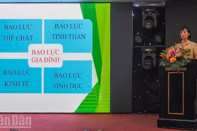 Giảng viên trao đổi về các vấn đề bạo lực gia đình tại Hội nghị tập huấn cho người dân về bình đẳng giới và phòng, chống bạo lực gia đình, tiếp cận trợ giúp pháp lý. (Ảnh: CÔNG VINH)