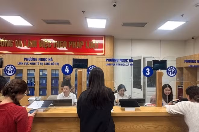 Khi dữ liệu được thay thế, việc yêu cầu người dân, doanh nghiệp xuất trình giấy tờ sẽ không còn cần thiết, góp phần tiết kiệm thời gian, chi phí và gánh nặng thực hiện chứng thực bản sao của Ủy ban nhân dân cấp xã. (Ảnh minh họa: TH)