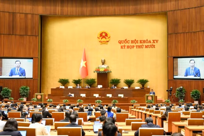 Quốc hội làm việc tại hội trường, nghe Tờ trình và báo cáo thẩm tra Dự thảo Nghị quyết của Quốc hội thí điểm một số cơ chế, chính sách đặc thù để thực hiện các dự án lớn, quan trọng trên địa bàn Thủ đô. (Ảnh: DUY LINH)