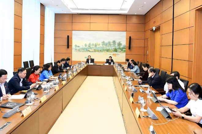 Đại biểu Quốc hội thảo luận tại tổ về dự thảo Nghị quyết của Quốc hội về cơ chế, chính sách phát triển năng lượng quốc gia giai đoạn 2026-2030. (Ảnh: DUY LINH)