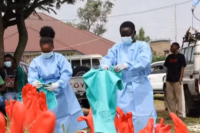 Nhân viên y tế tiến hành khử trùng tại trung tâm điều trị Ebola ở Rwampara, Cộng hòa Dân chủ Congo. (Ảnh: THX/TTXVN)