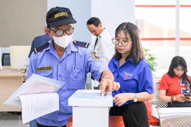 Ứng dụng chuyển đổi số tại phường Thanh Khê, Đà Nẵng thông qua dịch vụ công trực tuyến, giúp người dân bảo vệ dữ liệu cá nhân an toàn. (Ảnh: VINH CÔNG)