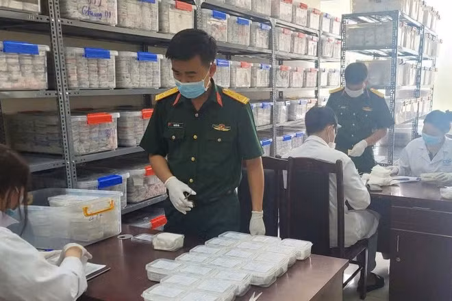 Đoàn công tác Bộ Chỉ huy quân sự thành phố Huế bàn giao mẫu hài cốt liệt sĩ cho Viện Hàn lâm Khoa học và Công nghệ Việt Nam. (Ảnh: LÊ SÁU)