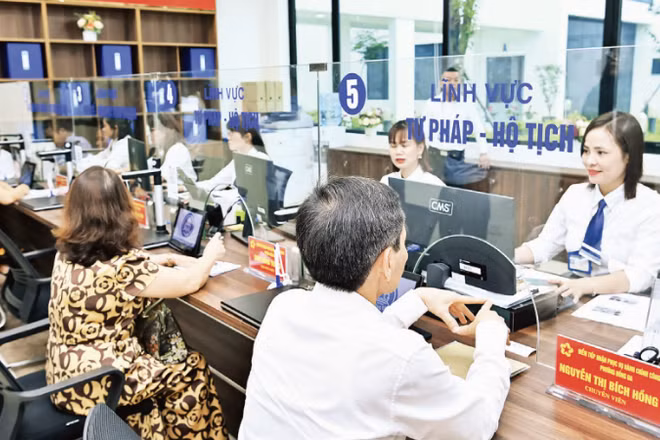 Giải quyết thủ tục hành chính cho người dân tại phường Đống Đa, Thành phố Hà Nội. (Ảnh: ĐĂNG KHOA)