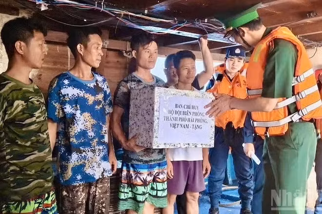 Đại tá Nguyễn Đức Hạnh, Phó Chỉ huy trưởng, Tham mưu trưởng Bộ đội Biên phòng thành phố Hải Phòng, trao quà cho ngư dân Trung Quốc tại buổi bàn giao.