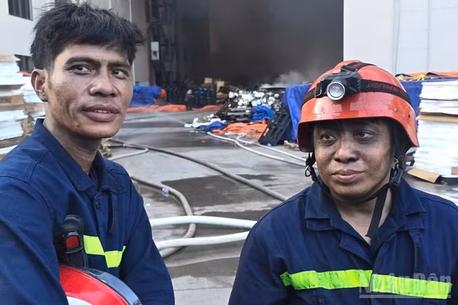 Hai chiến sĩ Cảnh sát phòng cháy, chữa cháy Công an thành phố Đồng Nai sau nhiều giờ cùng đồng đội thực hiện các biện pháp chữa cháy, khống chế và dập tắt đám cháy lớn tại Công ty trách nhiệm hữu hạn Uniwin Việt Nam.
