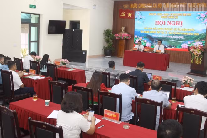 Hội nghị đối thoại với cấp ủy, chính quyền địa phương, tập trung trao đổi, tháo gỡ khó khăn cho doanh nghiệp, hợp tác xã và hộ kinh doanh phường Chiềng An, Sơn La. (Ảnh: QUỐC TUẤN)