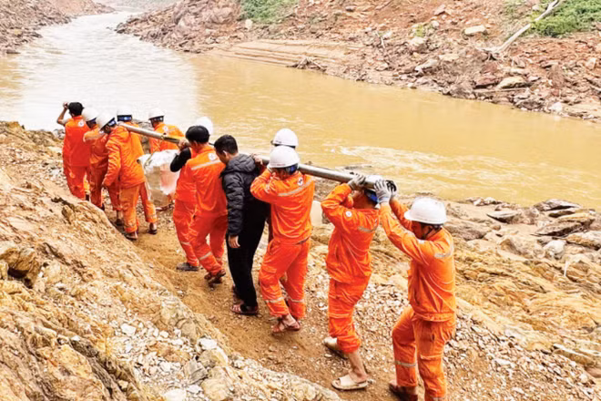 Công tác vận chuyển máy móc, thiết bị rất vất vả do địa hình phức tạp. 