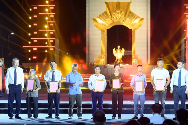 Tổng Bí thư, Chủ tịch nước Tô Lâm và Thủ tướng Lê Minh Hưng trao chứng nhận kết quả giám định ADN cho thân nhân các gia đình liệt sĩ, tại điểm cầu Hà Nội. (Ảnh: ĐĂNG KHOA)