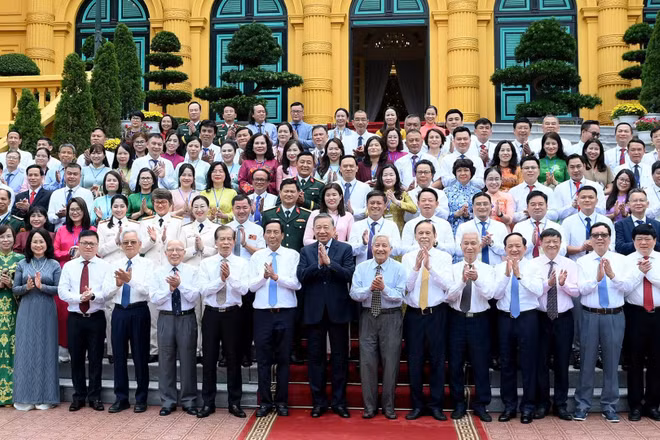 Tổng Bí thư, Chủ tịch nước Tô Lâm với các nhà báo tiêu biểu. (Ảnh: ĐĂNG KHOA)