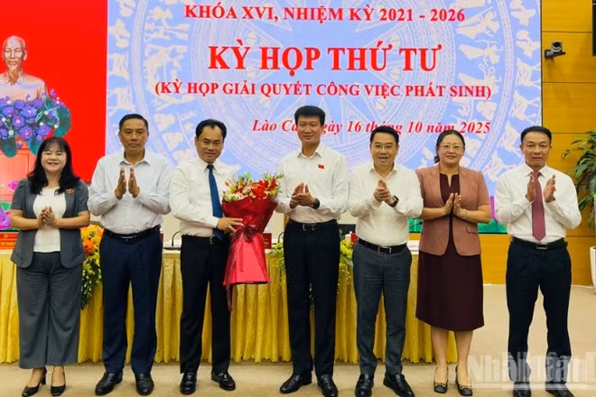 Lãnh đạo tỉnh Lào Cai tặng hoa chúc mừng tân Chủ tịch Hội đồng nhân dân tỉnh Trịnh Việt Hùng. (Ảnh: THANH SƠN)