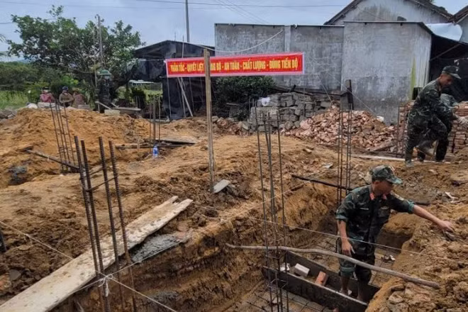 Lực lượng Quân khu 5 chạy đua với thời gian, không kể nắng mưa hay ngày đêm, để sớm hoàn thành nhà mới cho người dân vùng lũ. (Ảnh: ĐÌNH TĂNG)