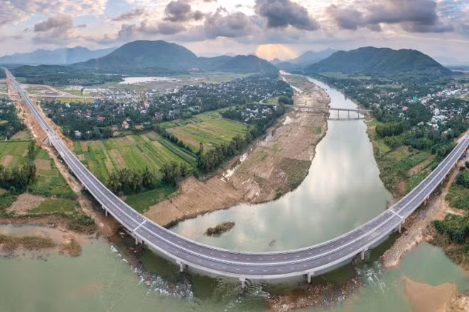 Dự án đường cao tốc Quảng Ngãi-Hoài Nhơn quy mô lớn nhất trên tuyến cao tốc bắc-nam, được hoàn thành, thông xe trong dịp 19/12/2025.