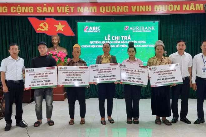 ABIC Chi nhánh Sơn La tổ chức chi trả quyền lợi bảo hiểm Bảo an tín dụng cho 5 gia đình khách hàng không may gặp rủi ro về sức khỏe và tính mạng.