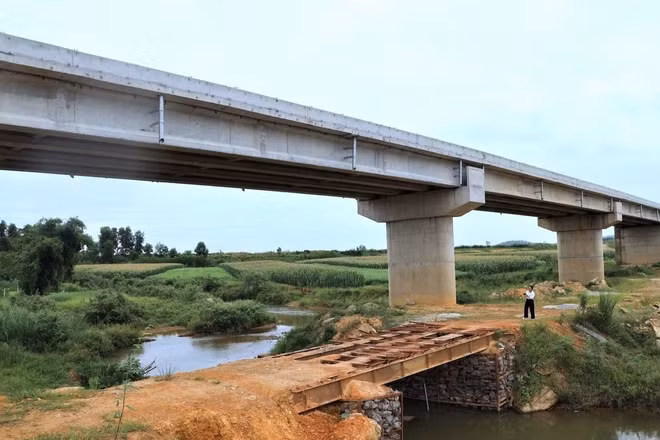 Dự án Cầu Mô Vĩnh nối hai xã Kim Bảng và Hoa Quân (Nghệ An) "đắp chiếu" gần một năm nay. (Ảnh TTH)