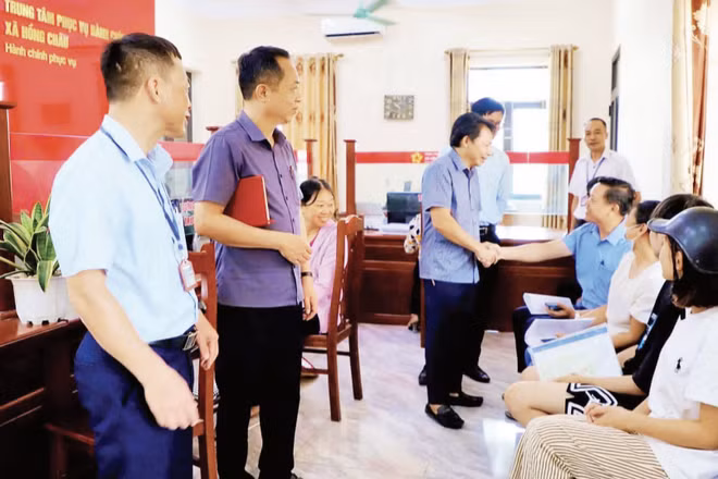Cán bộ xã Hồng Châu, Hải Phòng, trao đổi với người dân làm thủ tục hành chính. (Ảnh: HẢI PHONG)