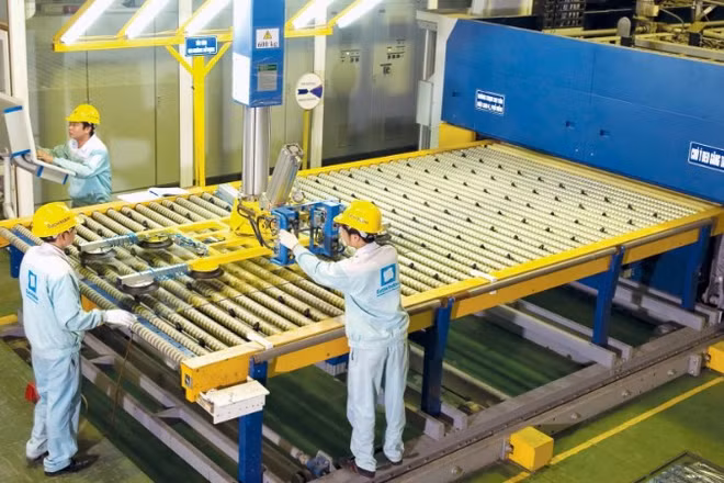 Dây chuyền sản xuất tiên tiến, hiện đại tại nhà máy của Công ty Euro window. (Ảnh: NHẬT ANH)