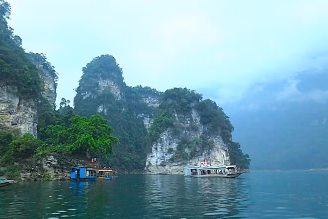 Cảnh quan thiên nhiên thơ mộng trên hồ Na Hang.