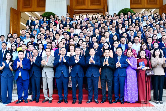 Thủ tướng Chính phủ Lê Minh Hưng, các đồng chí lãnh đạo với cộng đồng doanh nghiệp. (Ảnh: THANH GIANG)