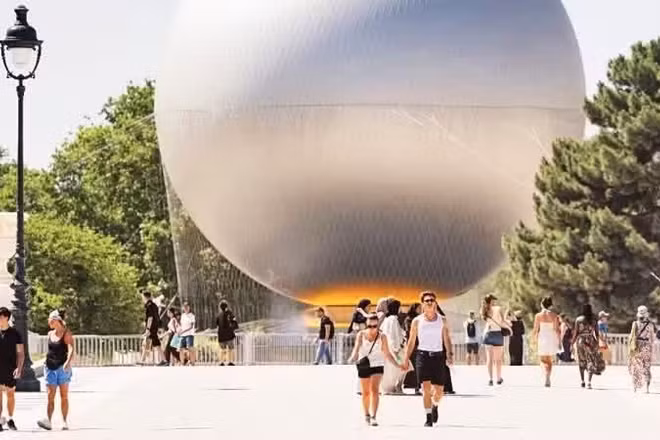 Thời tiết nắng nóng bao trùm Thủ đô Paris, Pháp. (Ảnh: TÂN HOA XÃ)