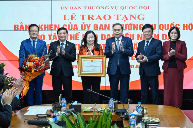 Chủ tịch Quốc hội Trần Thanh Mẫn trao bằng khen của Ủy ban Thường vụ Quốc hội cho Báo Đại biểu Nhân dân. (Ảnh: DUY LINH)